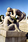 Oslo, Norvegia.Parco Vigeland. Uno dei gruppi scultorei realizzati sulla scalinata su cui sorge il famoso monolito.